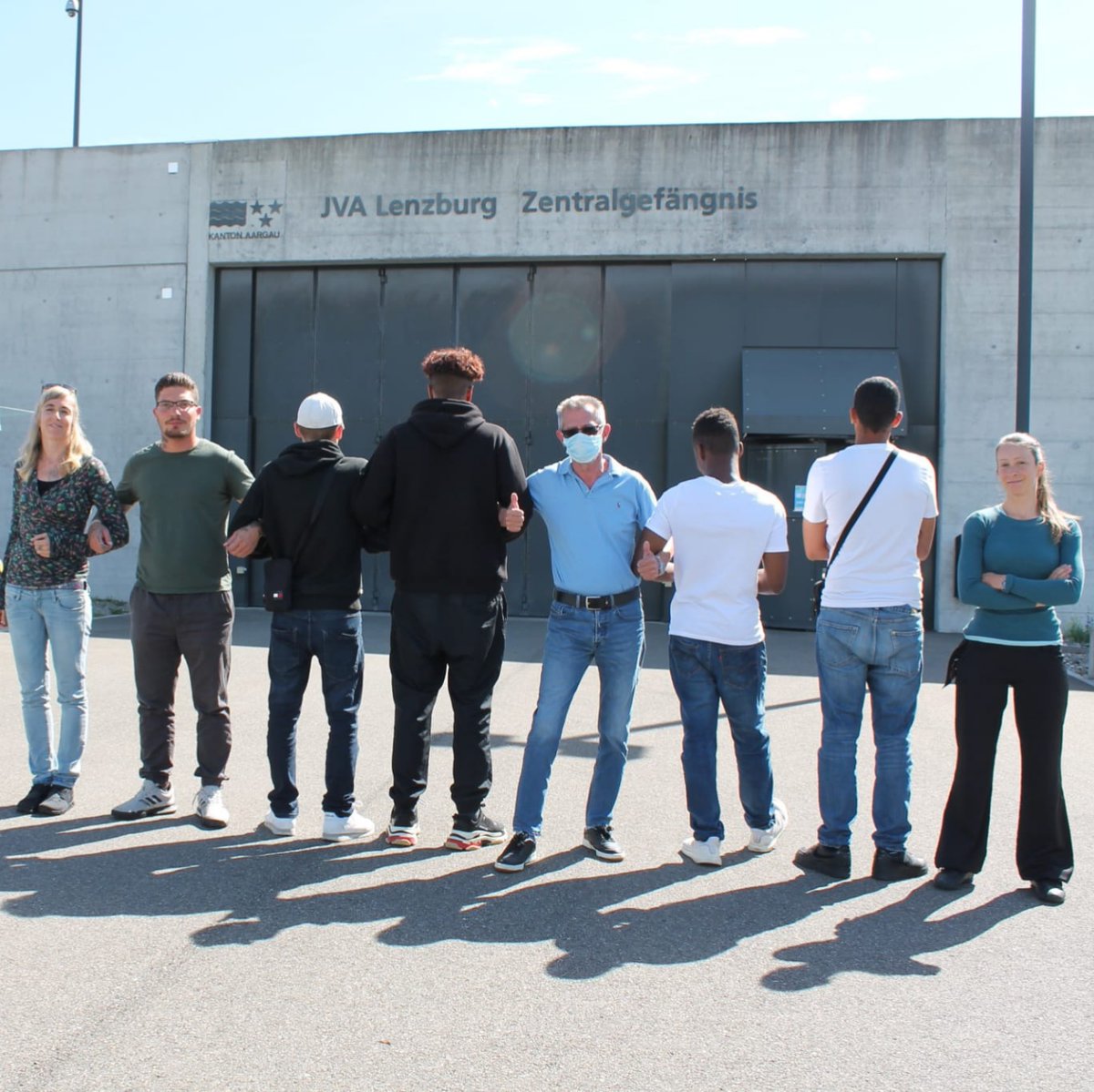 GhJ_eV's tweet photo. An unserem neuen #Standort in der #Schweiz ist unser #Pilotprojekt an den #Start gegangen: Erstmals konnten #Jugendliche bei #GhJSchweiz an einem #Besuch im #Gefängnis in der #JVA #Lenzburg teilnehmen! Wir sind sehr stolz über diesen #Meilenstein unserer Schweizer Kollegen! https://t.co/8hzOwXWhoN