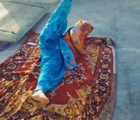 zinabbibi's tweet photo. Salwar me Yoga karti 
dil to karta h sali ki salwar me muh ghusa lu https://t.co/F5tRsUbmCn