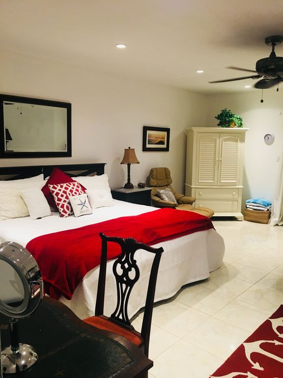 RentalSouthern's tweet photo. Bright airy #bedroom with king bed (can be made to two twins) with sitting #area
https://t.co/WuscLdUL8V https://t.co/DSzxOeO510