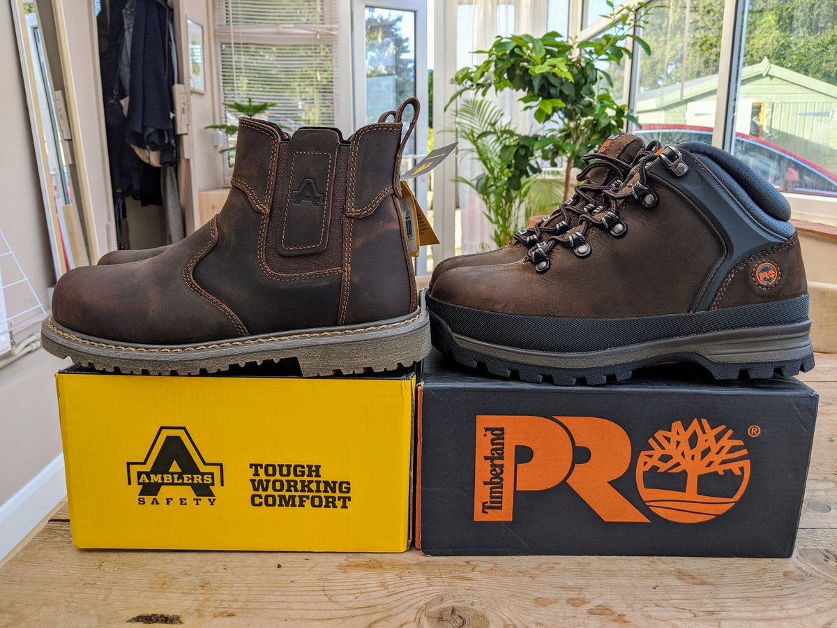 emmythegardener's tweet photo. Treated my feet to not one but TWO new pairs of work boots in the sales... now to wear them in round the house in my PJs 🤣 #goodlook #safetyboots #steeltoecaps #lifeofagardener https://t.co/ooAHMU6H6B