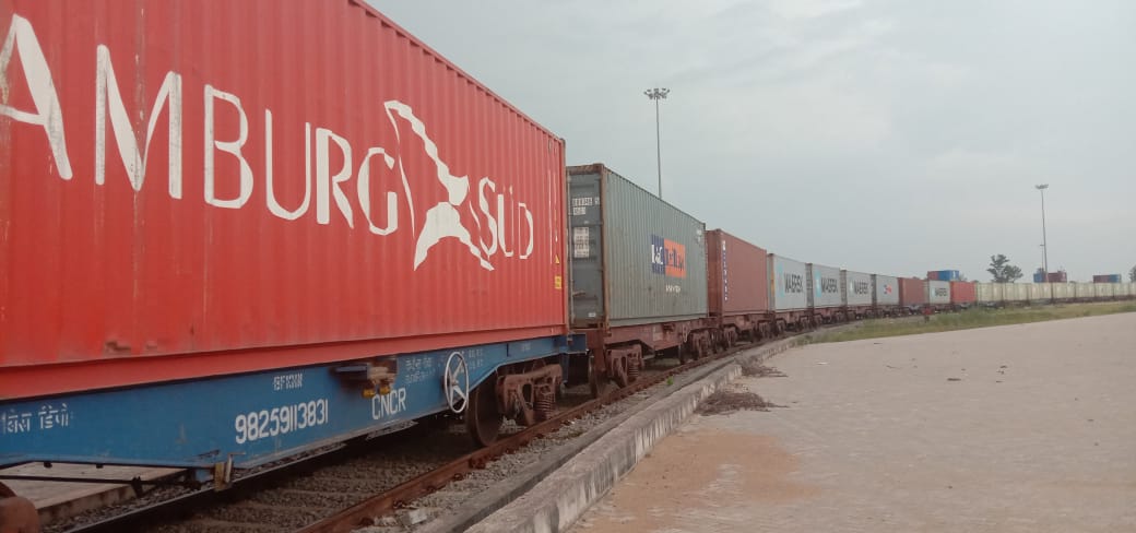 concor_india's tweet photo. In a first of it's kind, @concor_india dispatched full rake load of containers 🚆 carrying power transmission parts from MMLP, Naya Raipur to #Bangladesh 
#BusineesbeyondBoundaries
#Concor_Can_Conquer
@nisaa_web @VKRamaCMD 
@RailMinIndia @PiyushGoyal 
@MEAIndia @MinOfPower https://t.co/DdE2CglGKs