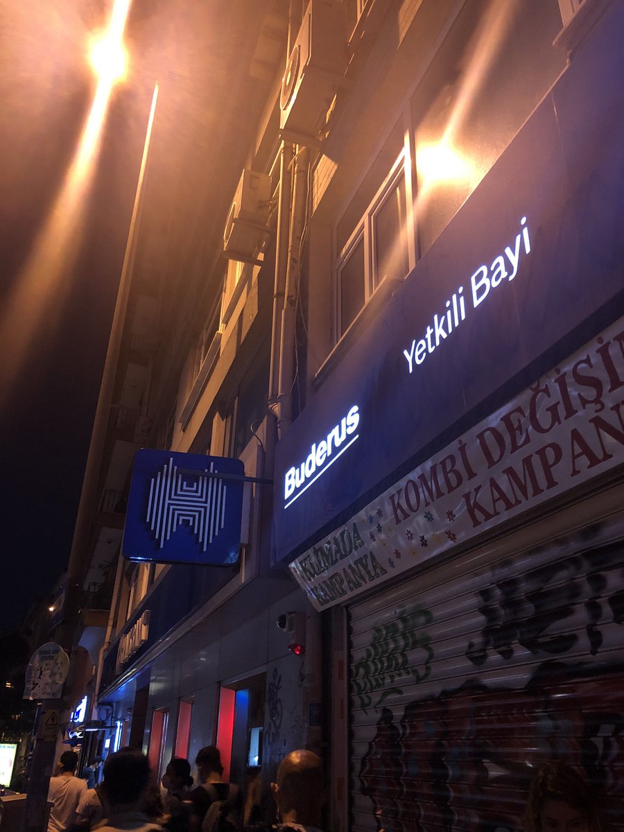 laurenrundquist's tweet photo. @kadikoybelediye Bir kedi yavrusu kaldırımdaki ızgaranın altında düşmüş. Dışarı çıkamayacak kadar derin ve biz ona ulaşamıyoruz. Lütfen en kısa sürede Moda Caddesi'ndeki Halkbank'a gelir misiniz? Caferağa Mah. Moda Cad. Panorama Apt. No: 105/A, 34710 Kadıköy/İstanbul https://t.co/O05MyEkjBS