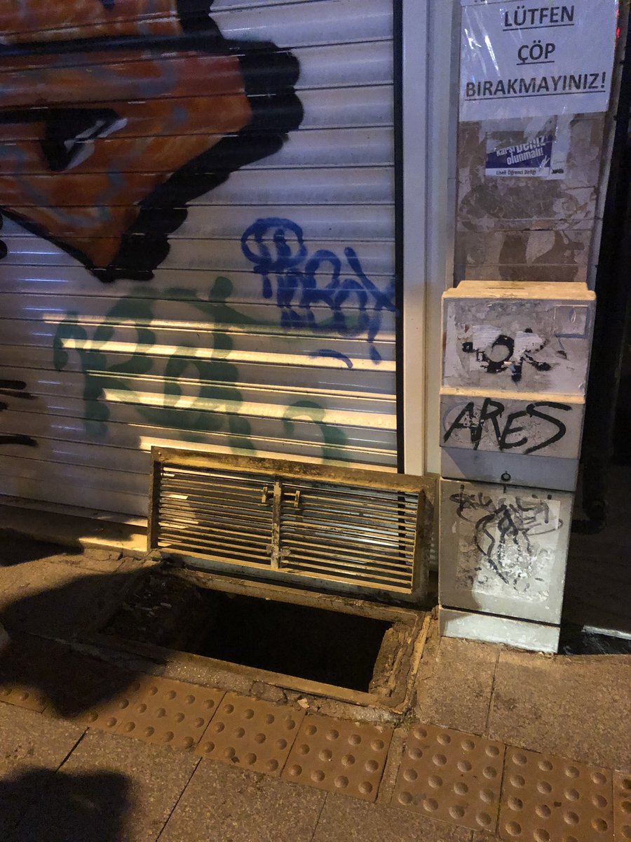 laurenrundquist's tweet photo. @kadikoybelediye Bir kedi yavrusu kaldırımdaki ızgaranın altında düşmüş. Dışarı çıkamayacak kadar derin ve biz ona ulaşamıyoruz. Lütfen en kısa sürede Moda Caddesi'ndeki Halkbank'a gelir misiniz? Caferağa Mah. Moda Cad. Panorama Apt. No: 105/A, 34710 Kadıköy/İstanbul https://t.co/O05MyEkjBS