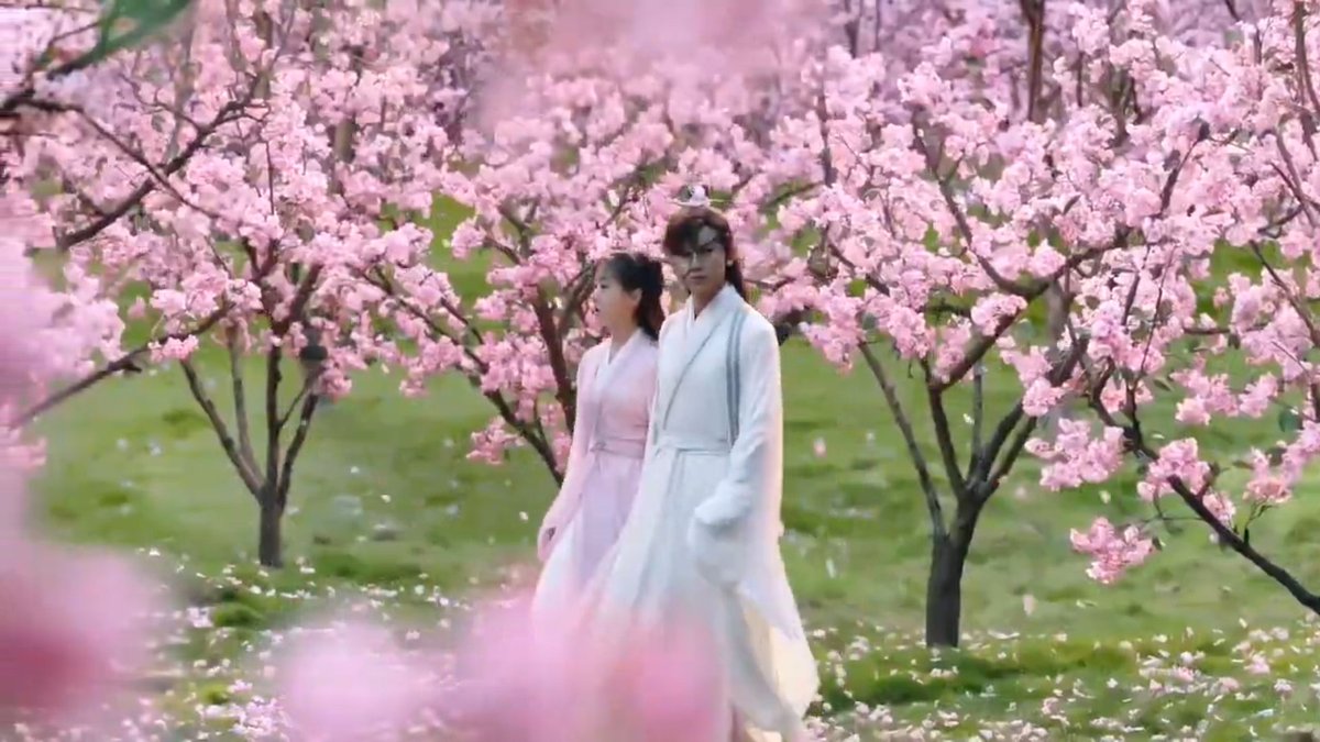 While looking for Xiao yinghua who wandered off, they fell into a magic formation. Sifeng displayed his talent and got them out. #Episode1  #LoveAndRedemption
