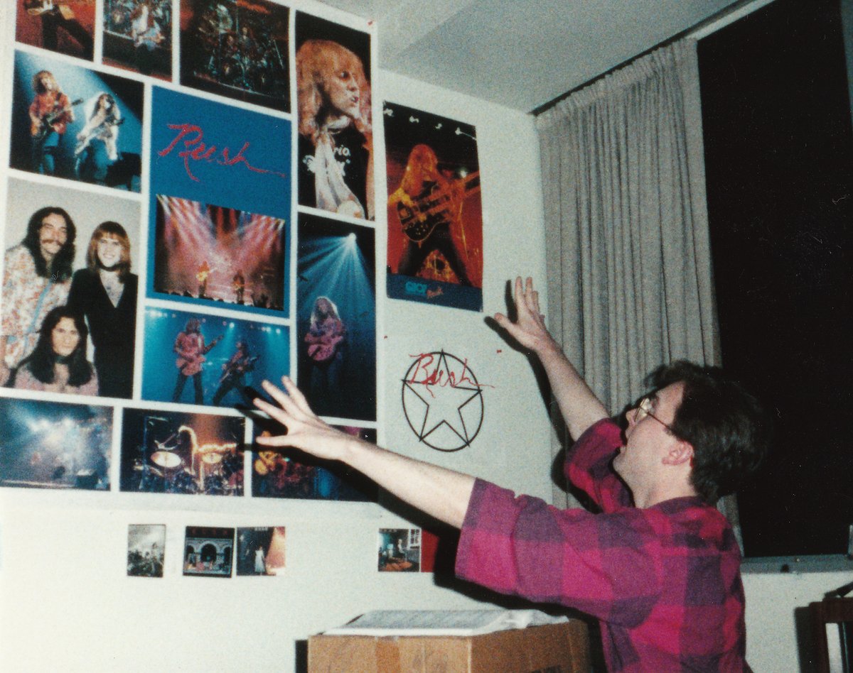 UCNote's tweet photo. And here is the proof. My freshman dorm @ucincy, 1989.
Note: Not me worshiping at my @rushtheband shrine (a friend)
#RushFamily #CalhounHall https://t.co/Sp70jH1DEM