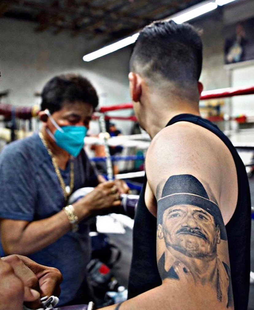 BoxingROKus's tweet photo. The bond between a Father & Son is powerful. Here’s a picture of The Champ @leosantacruz2 & his dad getting ready for War.
#BoxingFamily #BoxingBond #BoxingPic #BoxingNews #BoxingReport #BoxingFans #BoxingROKus #LeoSantaCruz #DonJoseSantaCruz #ElFamosoTerremoto #SantaCruzDavis https://t.co/EaDC76031G
