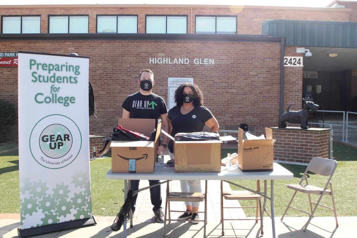 TPS_501's tweet photo. @GEARUPTopeka hosted their Senior Success Drive today for @HPHSATHLETICS seniors! 🎒✨📚 They handed out backpacks full of school supplies and other swag along with a $50 Dillons gift card to help seniors get college and career ready! #WeAreTPS https://t.co/Z1fKbHTpap