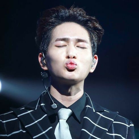 Nct2020winwin's tweet photo. jinki is not just shinee's leader, he is also a selfless guy who shines brightly at the sight of his fans.

#온유버블
#샤월들_온유를_많이_좋아해 https://t.co/c2uANVe3ZW