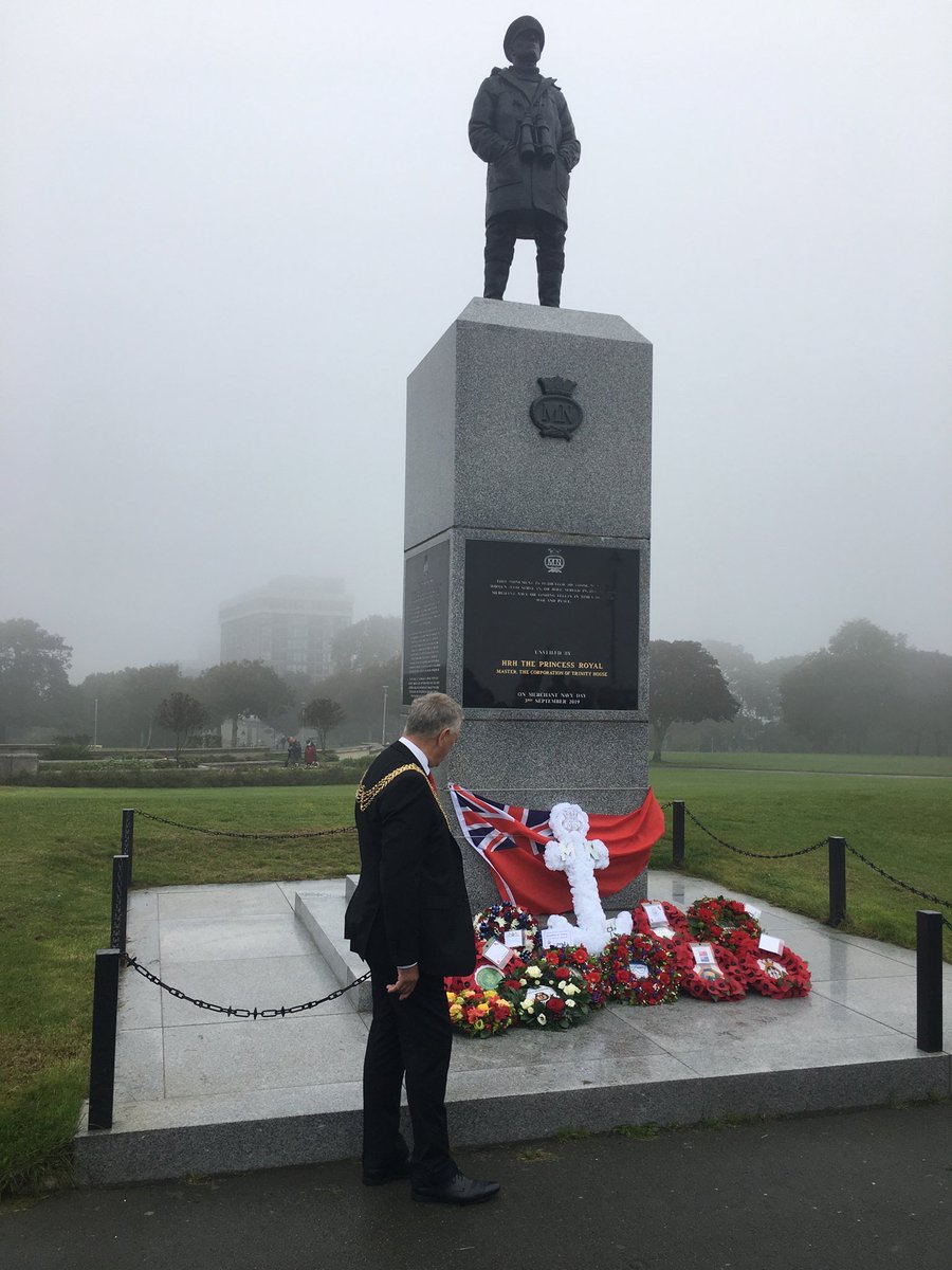 ⁦@plymouthcc⁩ ⁦@PlymLordMayor⁩ laying a wreath, commemoration for seafarers lost at sea #MerchantNavyDay #PlymouthHoe