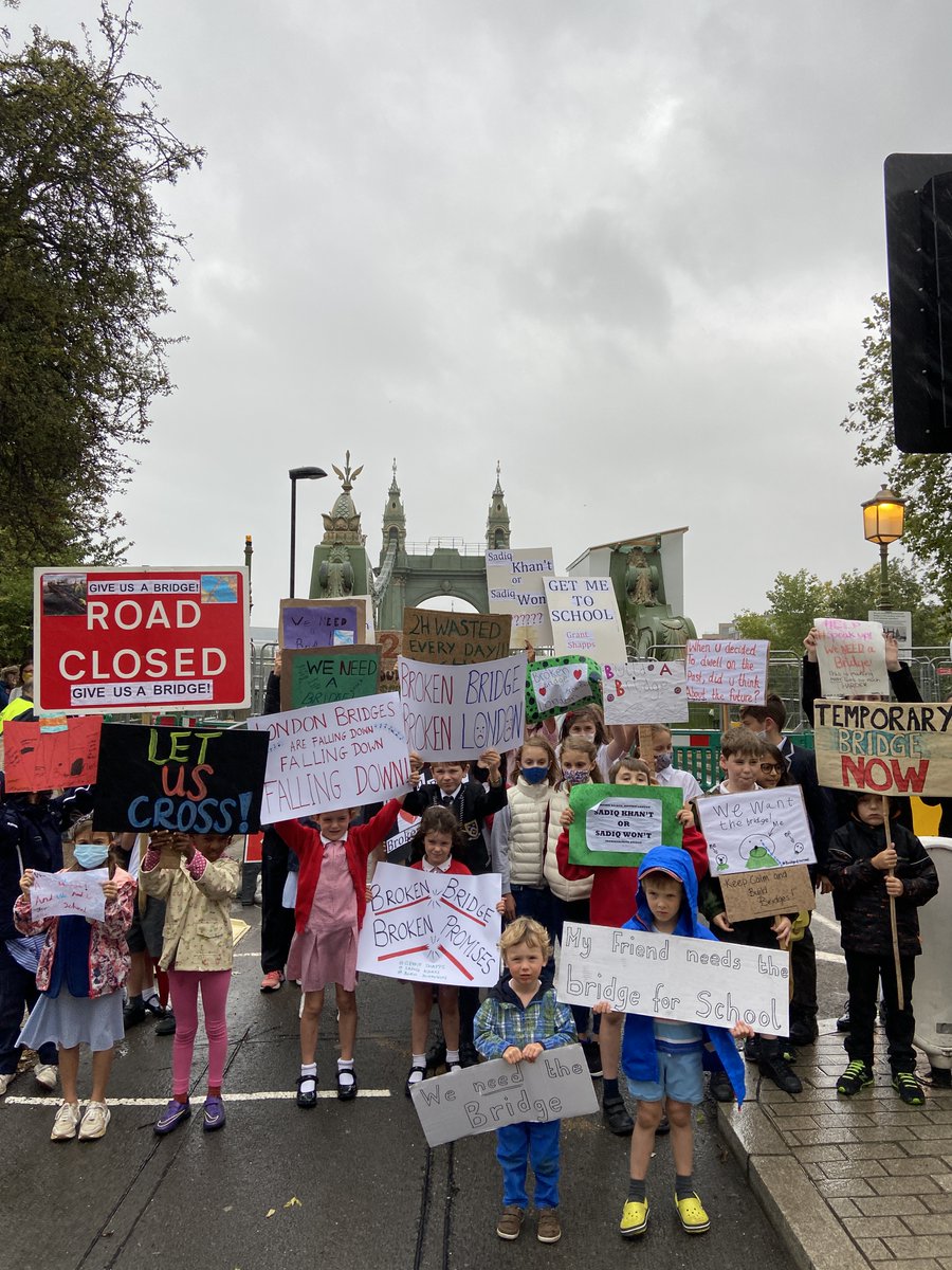 CarlNasman's tweet photo. London's bridges are LITERALLY falling down.

Students protesting the sudden closure of #HammersmithBridge due to disrepair. Many now forced to travel up to two hours to get to class.

Three other city bridges currently closed or with limited traffic for maintenance work. https://t.co/xQAqbNWj6F