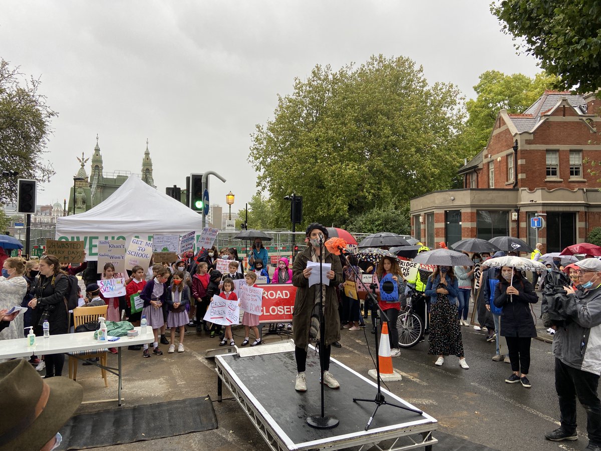 CarlNasman's tweet photo. London's bridges are LITERALLY falling down.

Students protesting the sudden closure of #HammersmithBridge due to disrepair. Many now forced to travel up to two hours to get to class.

Three other city bridges currently closed or with limited traffic for maintenance work. https://t.co/xQAqbNWj6F