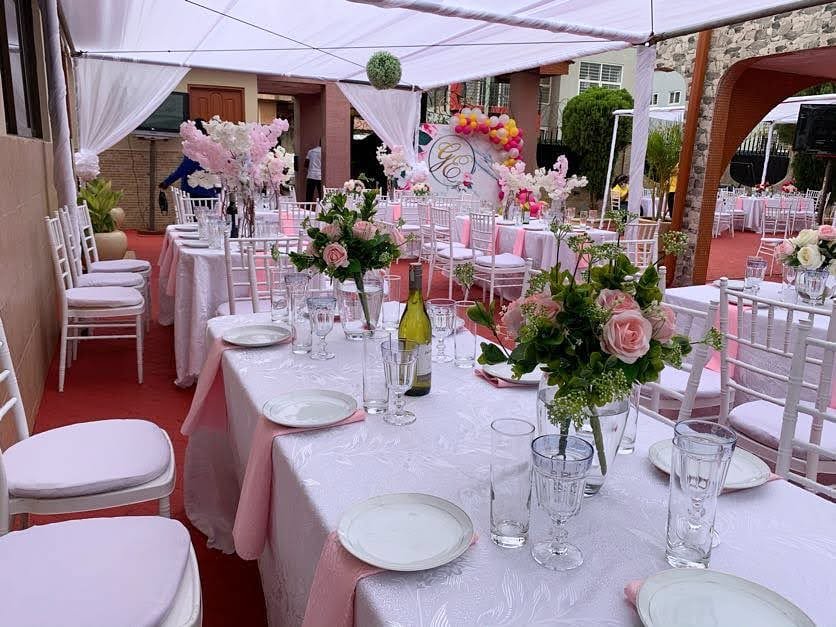 GeezEvents's tweet photo. White with a touch of pink. How big do you love your centerpieces?

Photo:@maccarthypatrick

#geezeventsghana #WeddingsInGhana #EventCreatives #GhanaWedding #newengagedcouple https://t.co/PeoqobtjBg