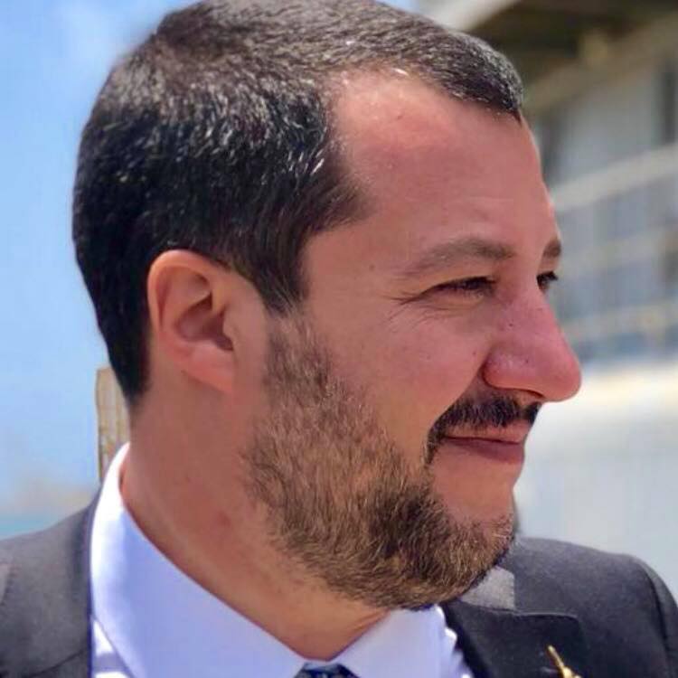 Claudia9932's tweet photo. #processateancheme
#SalviniNonMollare 
#IostoconSalvini 
#complicediSalvini 
#NonToccateSalvini https://t.co/4dBUlPG89Q