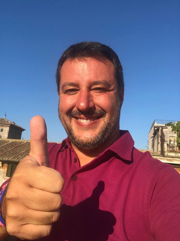 Claudia9932's tweet photo. #processateancheme
#SalviniNonMollare 
#IostoconSalvini 
#complicediSalvini 
#NonToccateSalvini https://t.co/zbvZp3vUKE