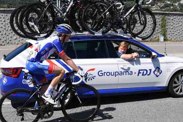 lequipe's tweet photo. Philippe Mauduit : « Que les gens qui critiquent mettent le cul sur un vélo »
Le directeur sportif de la Groupama-FDJ, est remonté par les critiques qui visent le peloton du Tour, accusé par certains de ne pas « faire le spectacle ».
 https://t.co/qWrSzXaQCn #TDF2020 https://t.co/PBPCMnEkaa