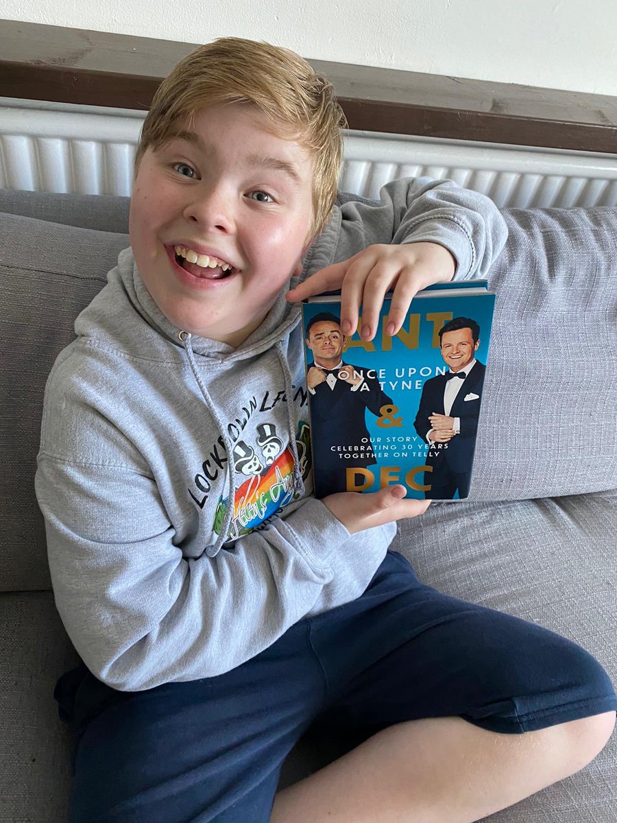 mbtunw's tweet photo. Thanks to Ant &amp; Dec for making our Harry so happy today. 👍 #Ant&amp;Dec https://t.co/dvMgzY2jQs