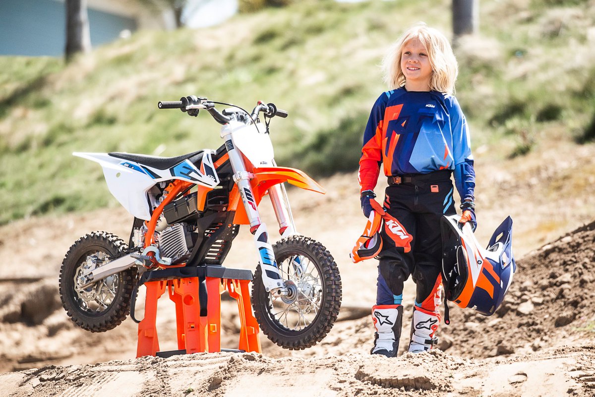 KTMUSA's tweet photo. Gearing up for the weekend ⚡ | The KTM PowerWear Kids Gravity-FX gear &amp; the KTM SX-E 5 make the perfect recipe for creating everlasting memories. #KTM #READYTORACE #SXE5 #SXelectric https://t.co/AuOU8CN0qU