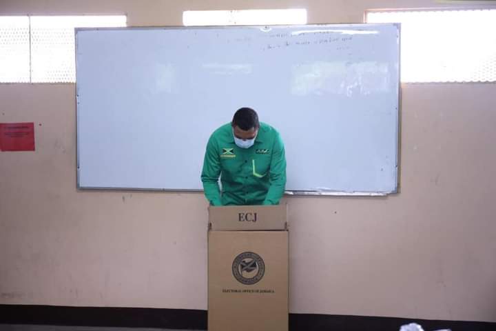 RealTeddylee's tweet photo. Andrew Holness goes for his sixth term #6StarGeneral
Prime Minister of Jamaica and the leader of the Jamaica Labour Party casting his vote in his St Andrew West Central seat. https://t.co/p8YM8G1ooc