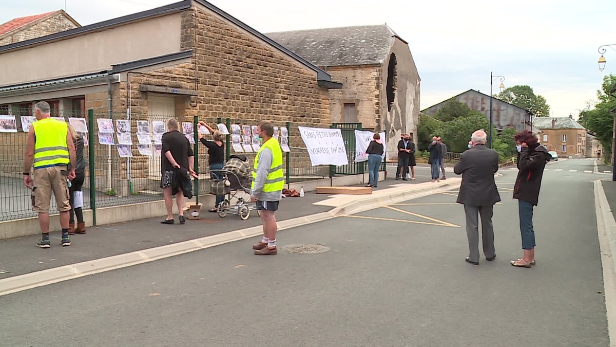 France3CA's tweet photo. À #Vendresse, commune des #Ardennes, une #manifestation a eu lieu pour sauver une #école fermée... alors qu'il y avait suffisamment d'élèves pour la maintenir ouverte. #Champagne #Enseignement #Parents #Enfants
https://t.co/6GqslsBFmX https://t.co/Oxa11EmcBC