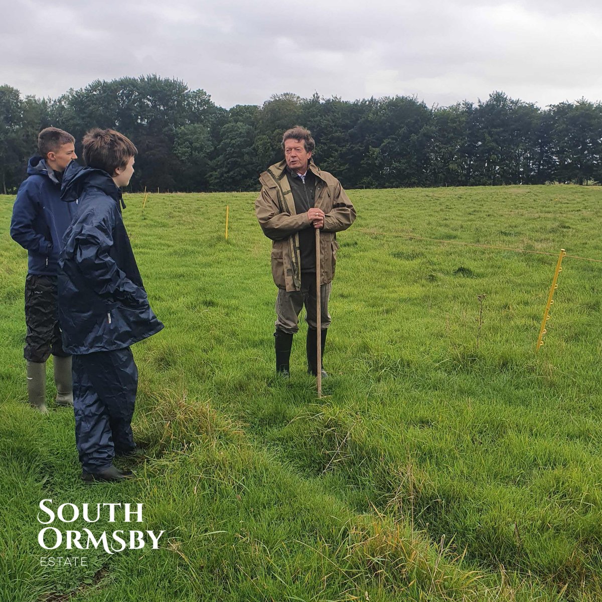 southormsby's tweet photo. The #SaturdayClub learned a lot during Herd Manager John Crutchley’s enrichment talk. In particular, they learned that no audience is more attentive than a paddock-full of curious Lincoln Reds.
#curiouscattle #lincolnred #farming #learningtheland https://t.co/7ojAQ93m9J