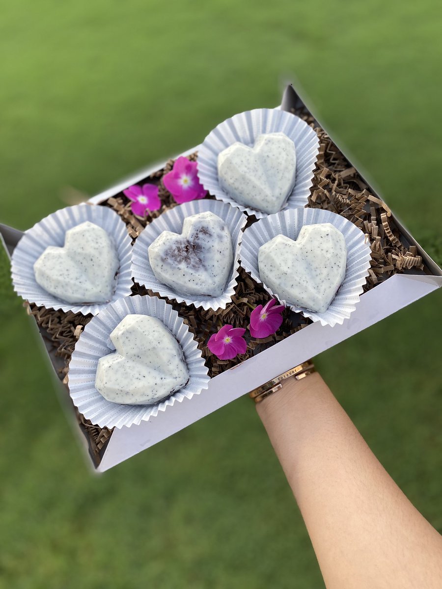 isha6499's tweet photo. Hi everyone, I am Dipped By Rani🧁 it would be an honor for you guys to like &amp; retweet my work! I am based in ATL &amp; taking orders for anything &amp; anyone🤍 So order yours today through IG @dippedbyrani https://t.co/78hMn8LRWO