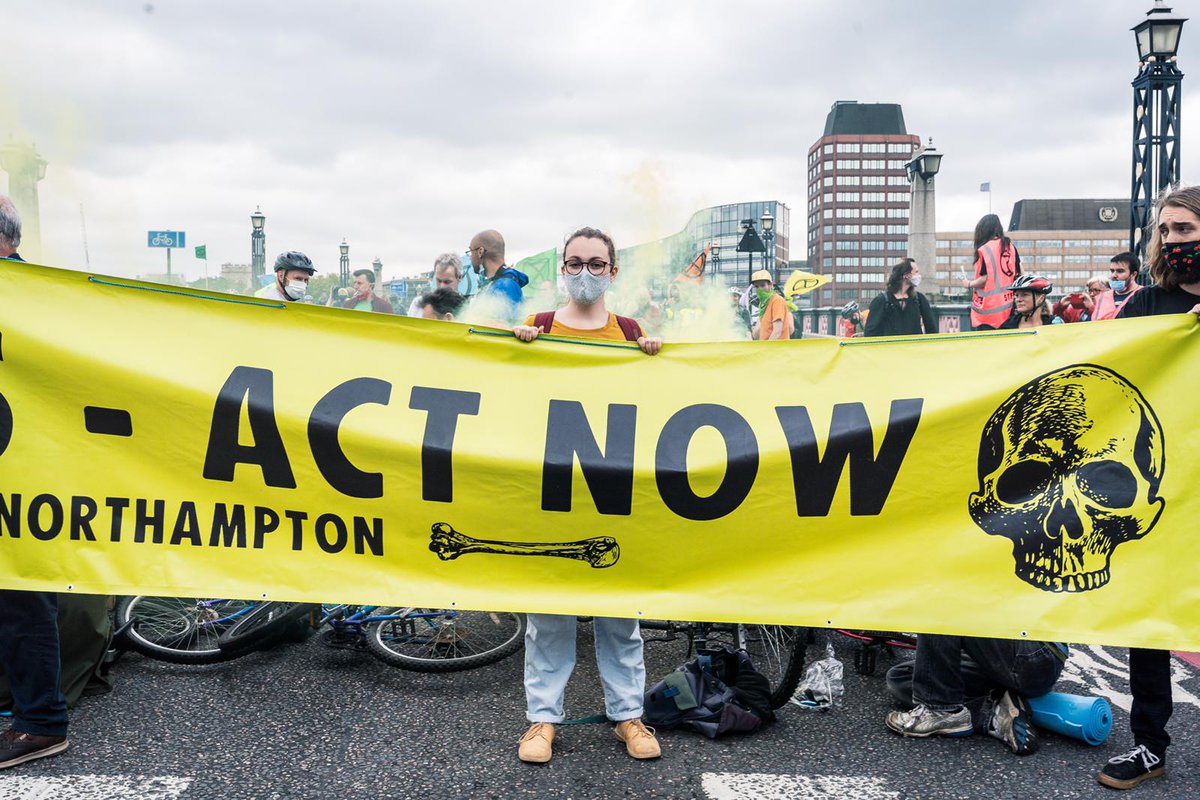If you are currently on Lambeth Bridge, our legal team advise filming and chanting WE WANT TO LEAVE  #WeWantToLive  #LambethBridge  #metpolice  #ExtinctionRebellion thanks  @xrlegalsupport  @netpol  @XRNorthampton