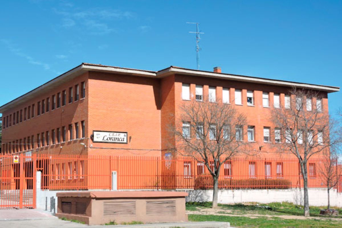 Sendelgad's tweet photo. @IdiazAyuso 
Tic, toc, tic, toc. 
¡La vuelta al cole ya está aquí!
Y hasta el momento los profes que prometiste no han llegado al CEIP LORANCA, en Fuenlabrada, ¿estás esperando que haya un foco para no molestarte en mandarlos? o, ¿no nos ubicas en el mapa de la CAM? https://t.co/Ma8c0sEI4m
