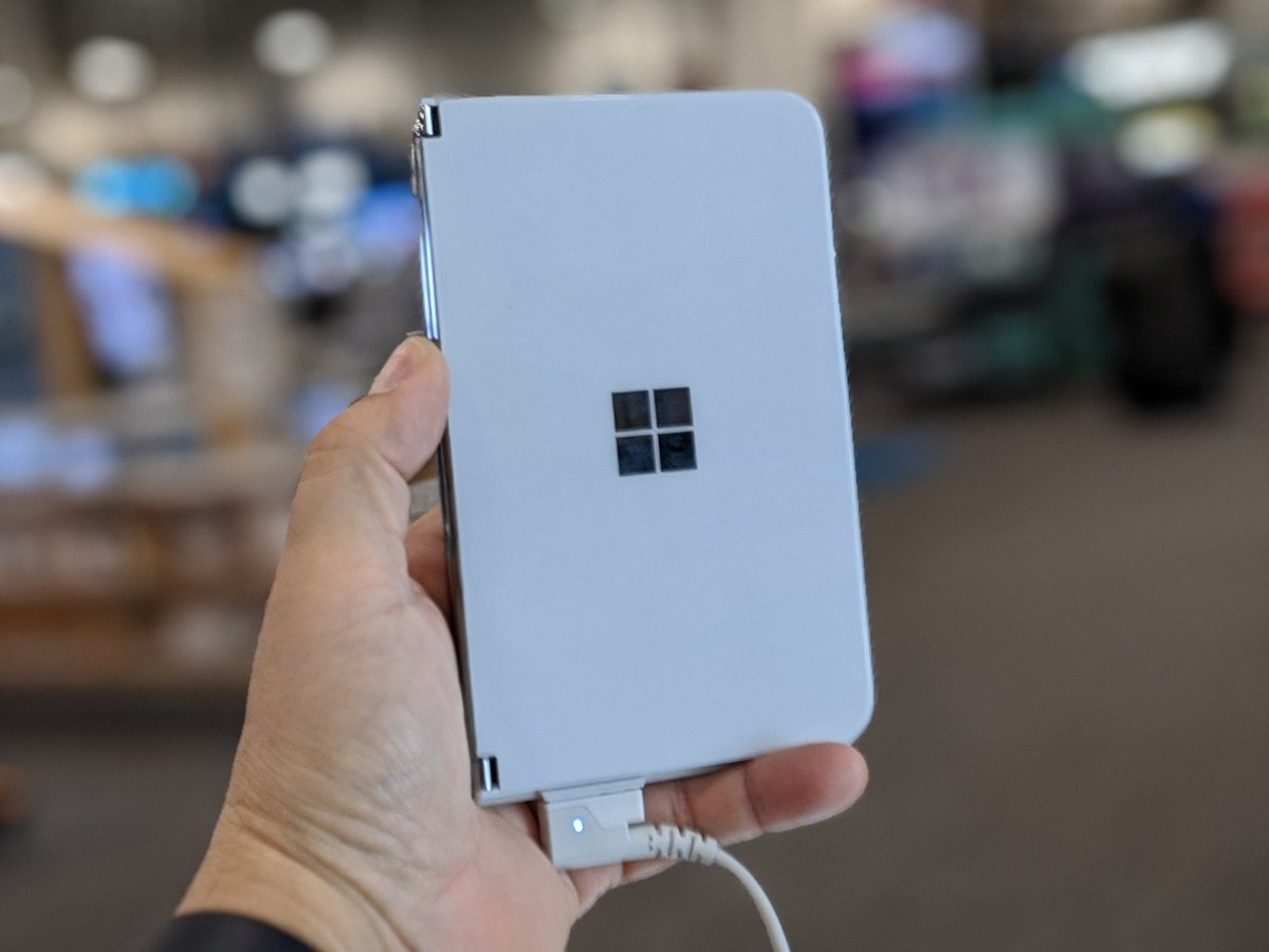 AndroidStud's tweet photo. Pretty slick looking device lots smaller than I thought I figured it would be thin which it is The form factor is appealing for me.... A lot of fun to use.. Little worried about the camera Hope it better than a gaming phone know what I mean.#microsoftduo https://t.co/0qi6Ebi8fs