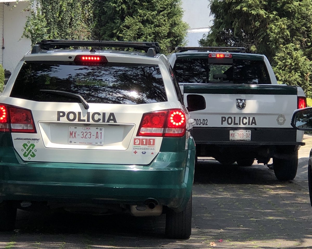 EnlaceTAguilas's tweet photo. El objetivo de ETA siempre ha sido trabajo CONJUNTO con autoridades. En esta ocasión ETA tuvo el gusto de recibir en la zona a JEFE ARES🏅@SSC_CDMX quien en conjunto con #SectorAlpes #SectorSantaFe trabajaremos únicos para hacer UNA ZONA MÁS SEGURA Gracias @OHarfuch @PabloVazC https://t.co/5JMHVnxLZa