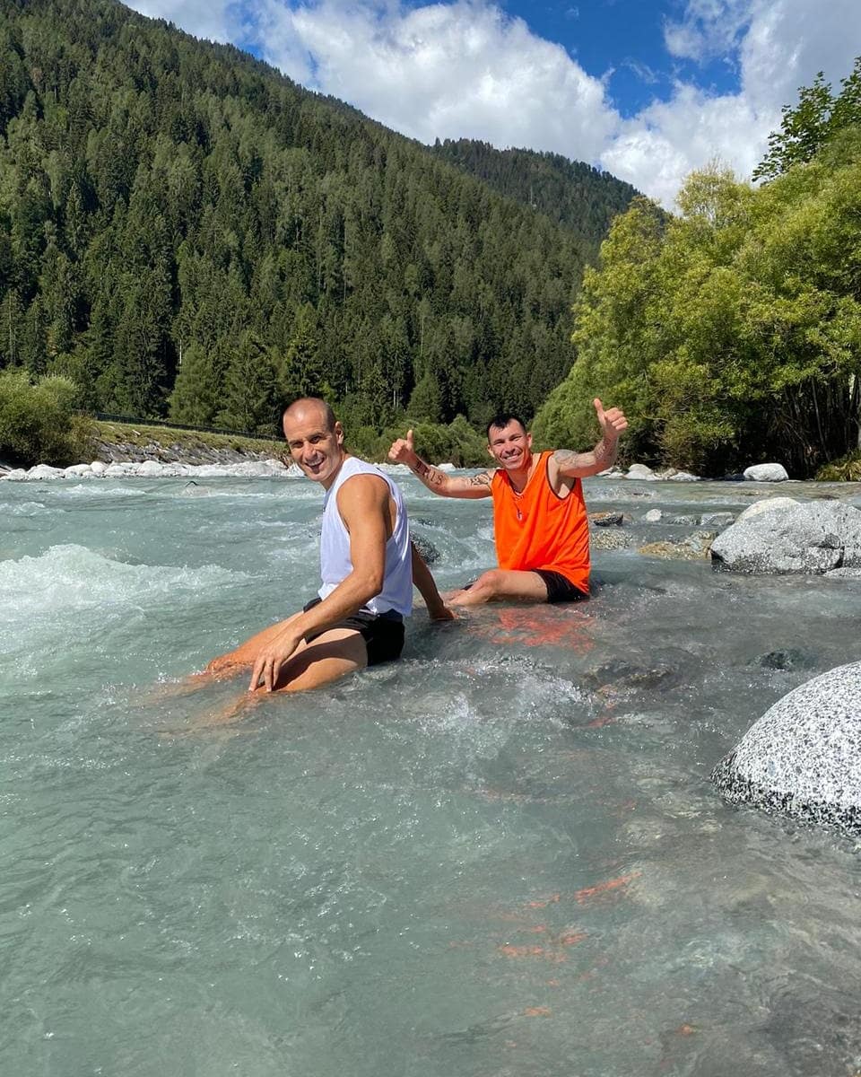 MedelPitbull's tweet photo. Pretemporada en aguas heladas !!!!
#PorEsoLosCalcetines
#ImponiendoModas 😂😂😂

#Montaña #pinzolo https://t.co/LYtkKOPX3g