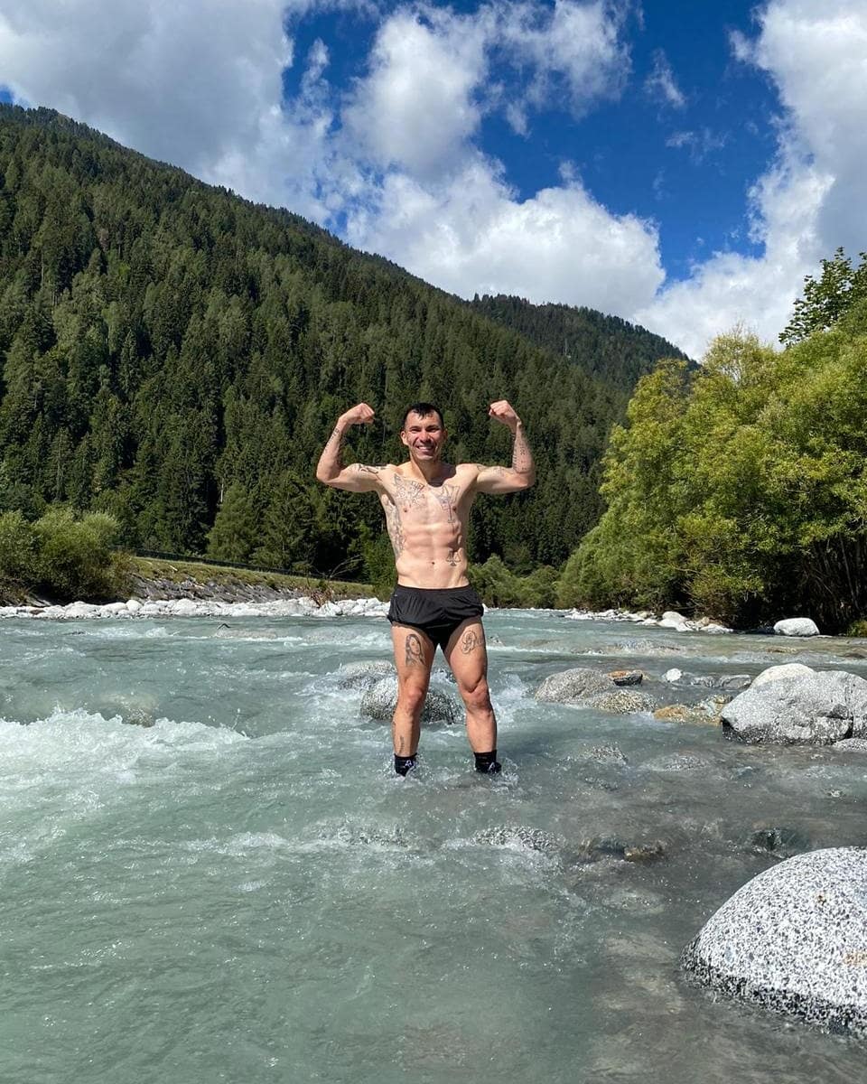 MedelPitbull's tweet photo. Pretemporada en aguas heladas !!!!
#PorEsoLosCalcetines
#ImponiendoModas 😂😂😂

#Montaña #pinzolo https://t.co/LYtkKOPX3g