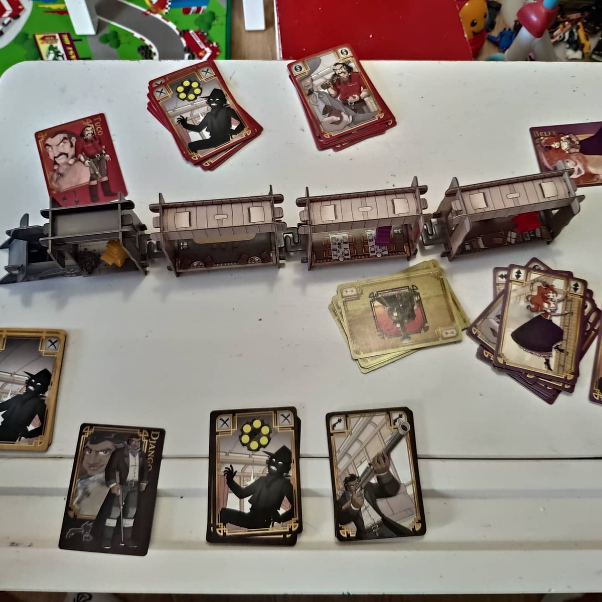 DesvanC's tweet photo. Hace días compré en @zacatrus y hoy toca partida de colt express un juego divertido con mecanicas de programación juego del año en España y spiel des jahres en 2015,  #coltexpress #juegodemesas #boardgames #iuegobonito #juegodelaño #spieldesjahres #zacatrus https://t.co/vVxxznIoUL