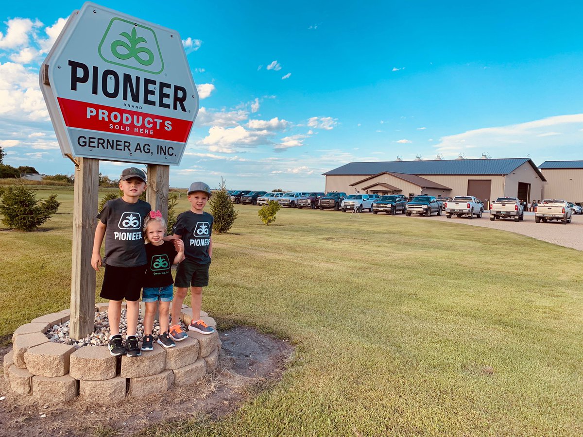 GernerKyle's tweet photo. Customer appreciation last night SE NoDak. Thanks for the business in 2020. Looking forward to @PioneerSeeds results this fall. @austinsmonson @NRN42 https://t.co/NskRzV6WP0