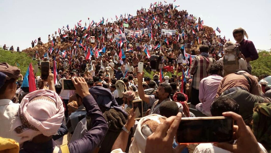 يا حي ذِكر الوطن والخوة الخوة 
يا حـي شبـوة مــن اولهــا لتاليـها

يسعد ديار الكرم والنخوة النخوة
يسعد حضرّها ويسعدهم بداويها

لا بد ما ترجع النخبـــة الى شبوة
باتأمـن الــدار وأتأمــن خـــلاويها

#أبو_قاصد