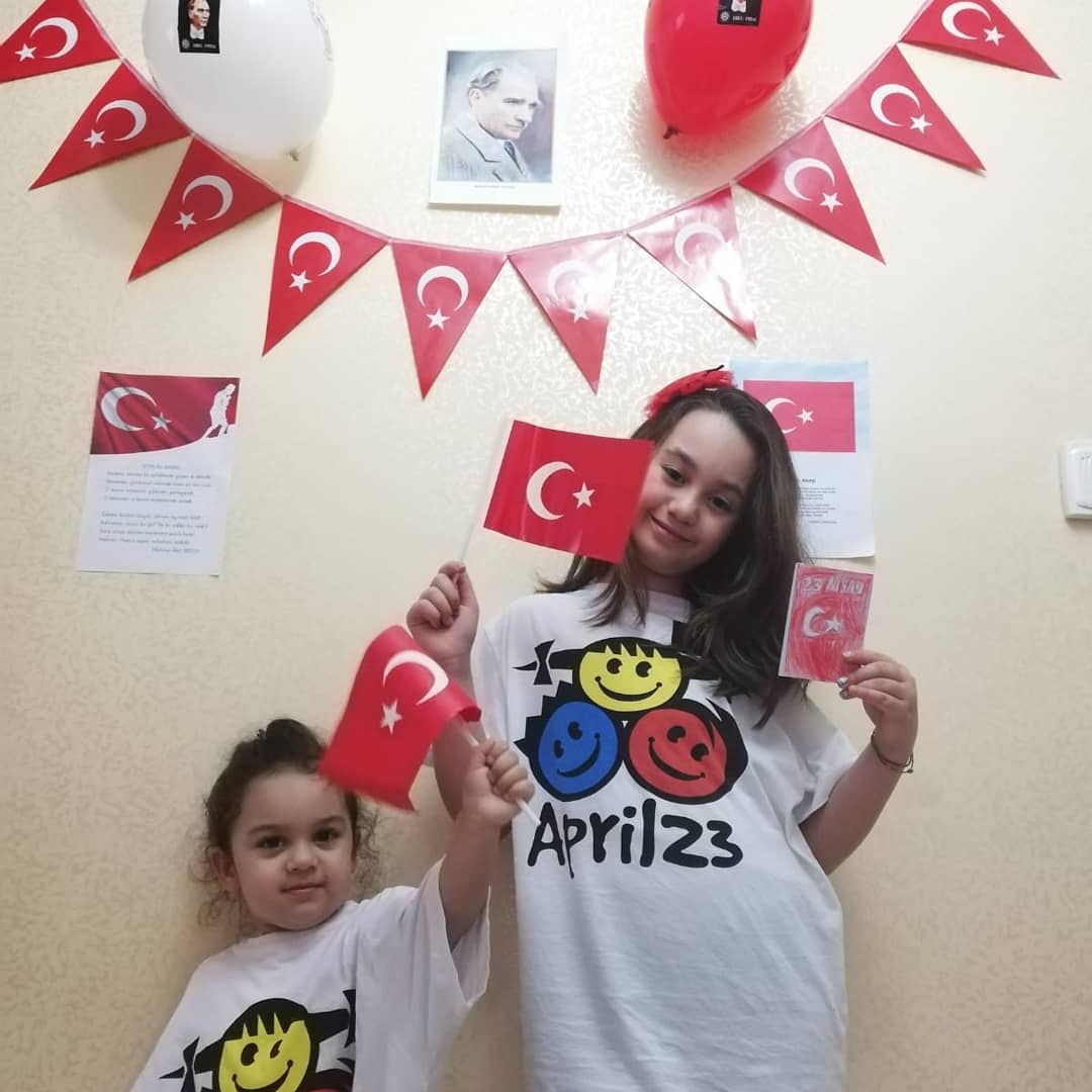 SibelBAS5's tweet photo. @ziyaselcuk Teşekkürler ZiyaHocam
Mersin den  ailemden kucak dolusu sevgiler.. Bayram coşkusu var evlerimizde.. https://t.co/y83L7YPlPn