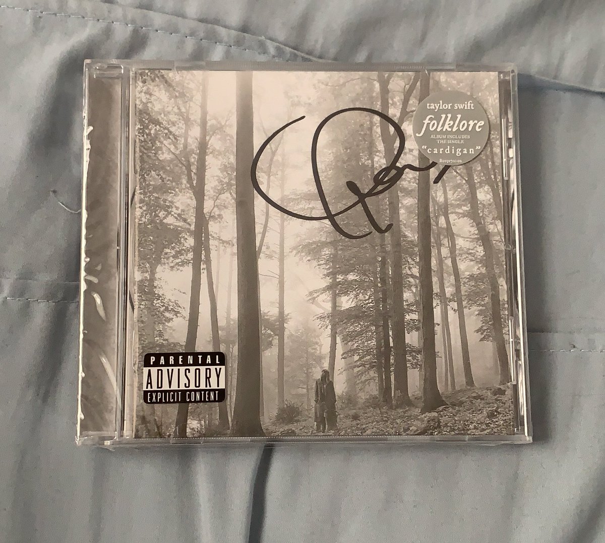 HeyBailss's tweet photo. 🌿🌿🌿SIGNED FOLKLORE CD GIVEAWAY🌿🌿🌿

🌟🌟INTERNATIONAL SWIFTIES ONLY🌟🌟

I have an extra signed CD and really want to help an international Swiftie that wasn’t able to get one since we ALL help Taylor reach these milestones. 

🌿Like
🌿Retweet
🌿Follow Me (so I can DM you) https://t.co/iqK7AJSi1A