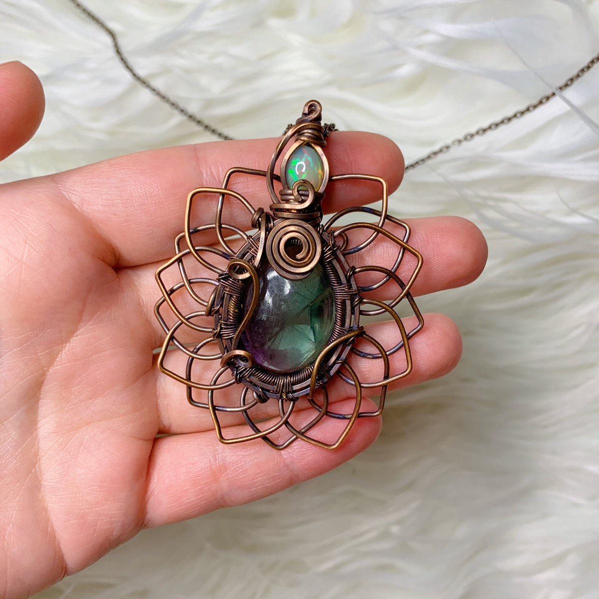 Ethiopian Opal x Fluorite 🌻

pendant available 9/04 @ 4pm EST