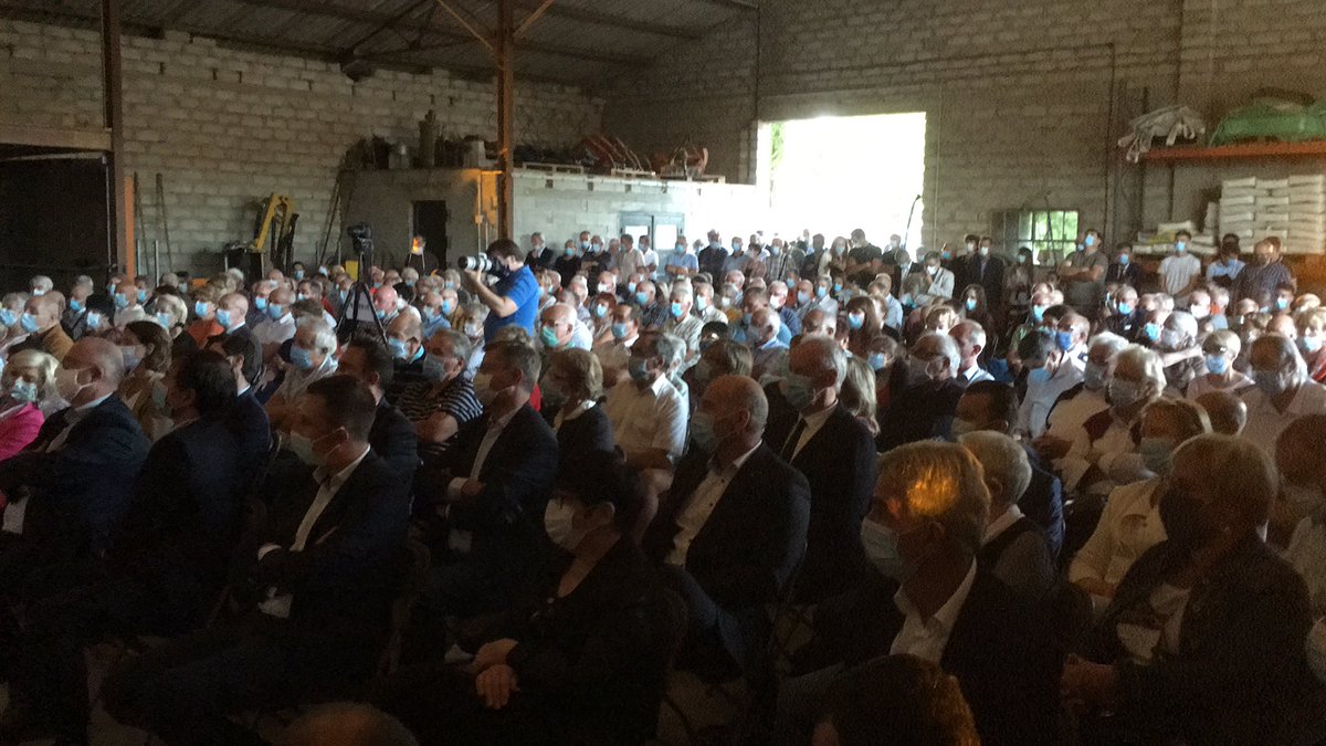JeremyChevreuil's tweet photo. « La reconstruction de la droite passe par le terrain », assure @ChJacob77, pas mécontent de tenir meeting dans un hangar agricole plein comme un oeuf #regionales2021 #bfc2021 #bfc https://t.co/mR0NSlbog2