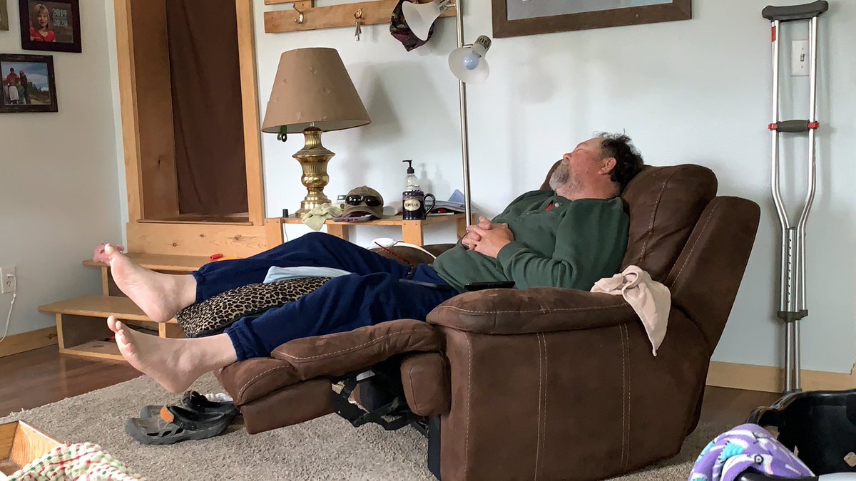 gomer2323's tweet image. The hunter naps one last day before beginning the Great Moose Stalk 2020. Both he and his namesake leave for the hunting grounds tmro morning, before camp support wakes. #HuntingPrep #HuntingSeason #HereMewsyMewsy #Alaska