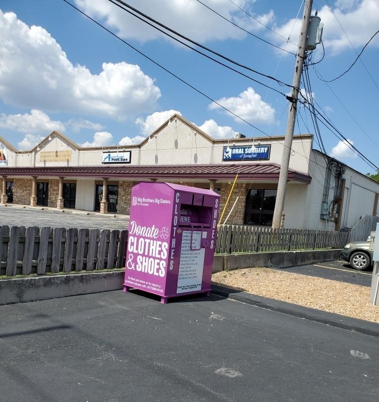 ThinkBigMo's tweet photo. Business park at 3259 E Sunshine

We think this will be a great location for clothing donations in East Springfield!   Our newest bin will be located at the business park at 3259 E. Sunshine.  A special thanks to Adam Graddy for making the connection that made this happen! https://t.co/ltpwFdbH9I