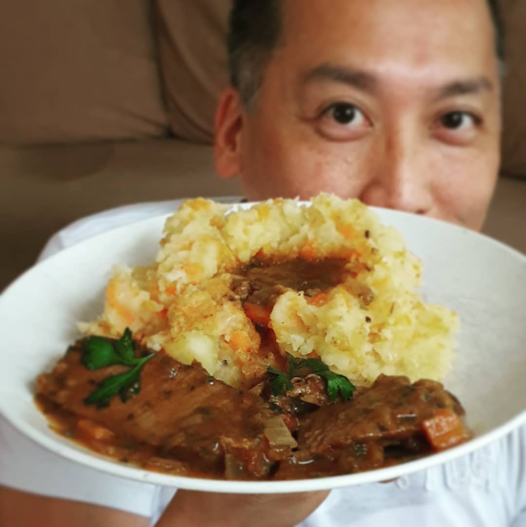 kokkiescooking's tweet photo. Hutspot met Klapstuk! #hutspot #klapstuk #stamppot #potatomash #stoemp #bubbleandsqueak #dutchfood #dinner #actor #actorslife #workingactor #instagay #gayinsta #gayactor #gaycook #recipe #cooking #food #foodporn #foodpics #foodie #cook #homecook #homemade #homecooking #instafood https://t.co/6ePQroflwd