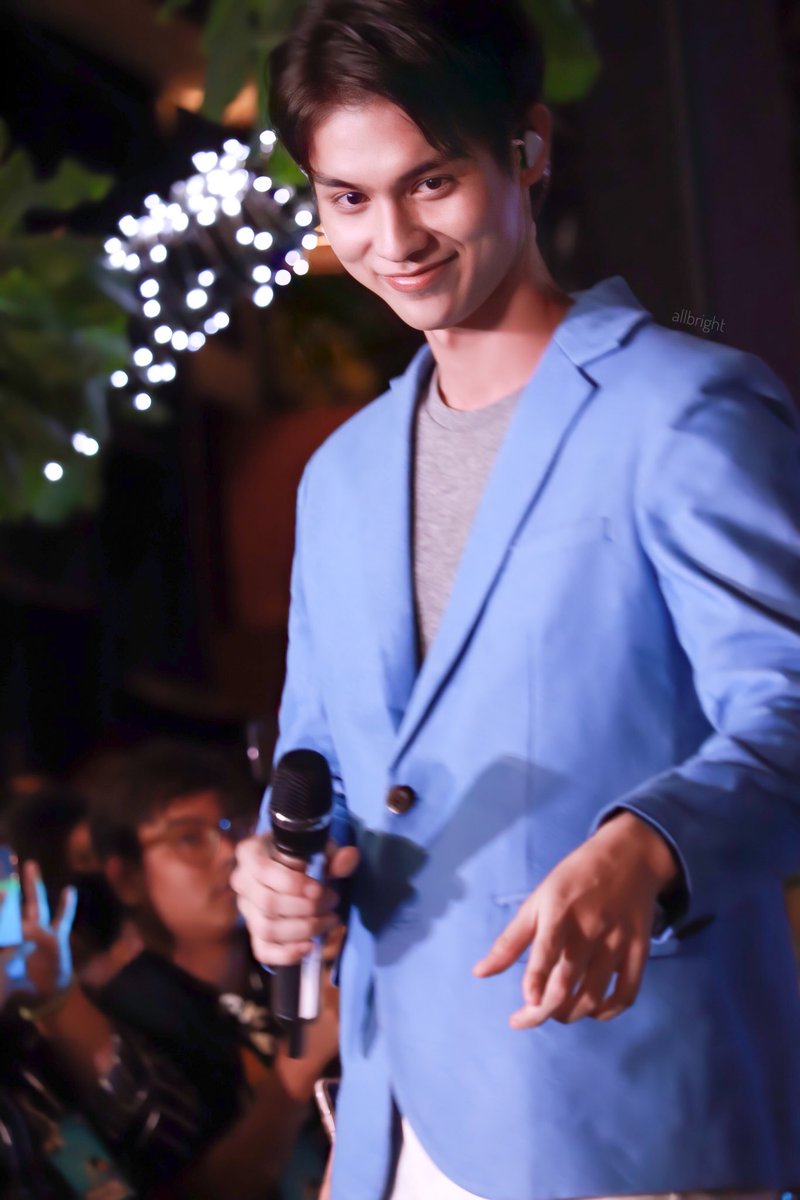 allbright_ofc's tweet photo. น้อนไบ๊โชว์งานโรงเรียนนมตรามะลิแล้วเจอคูมแม่ถือป้ายไฟให้กำลังใจงับ 

#MalixBrightWin
#MaliEasySqueeze
#MaliEasyNoMessy
#bbrightvc https://t.co/SUlEt5yV4S