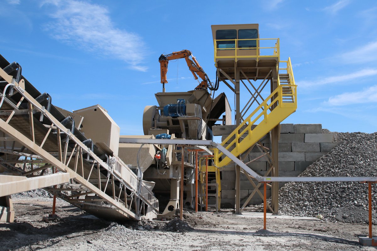 astecindustries's tweet photo. Teamwork! @BTi_Astec MBS series rockbreaker and @TelsmithInc 3858 jaw crusher working together at a site in Kentucky! #oneAstec #Astec #Telsmith #BTI #crushing #breaking #aggregate https://t.co/wu44sxttEr