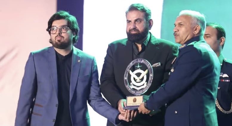 HumayunJamshed's tweet photo. I thank you Pakistan Airforce for presenting the ‘Life Time Achievement’ Award to Junaid bhai. @ChicoJahangir @FauziaKasuri https://t.co/8FggRCnl7n