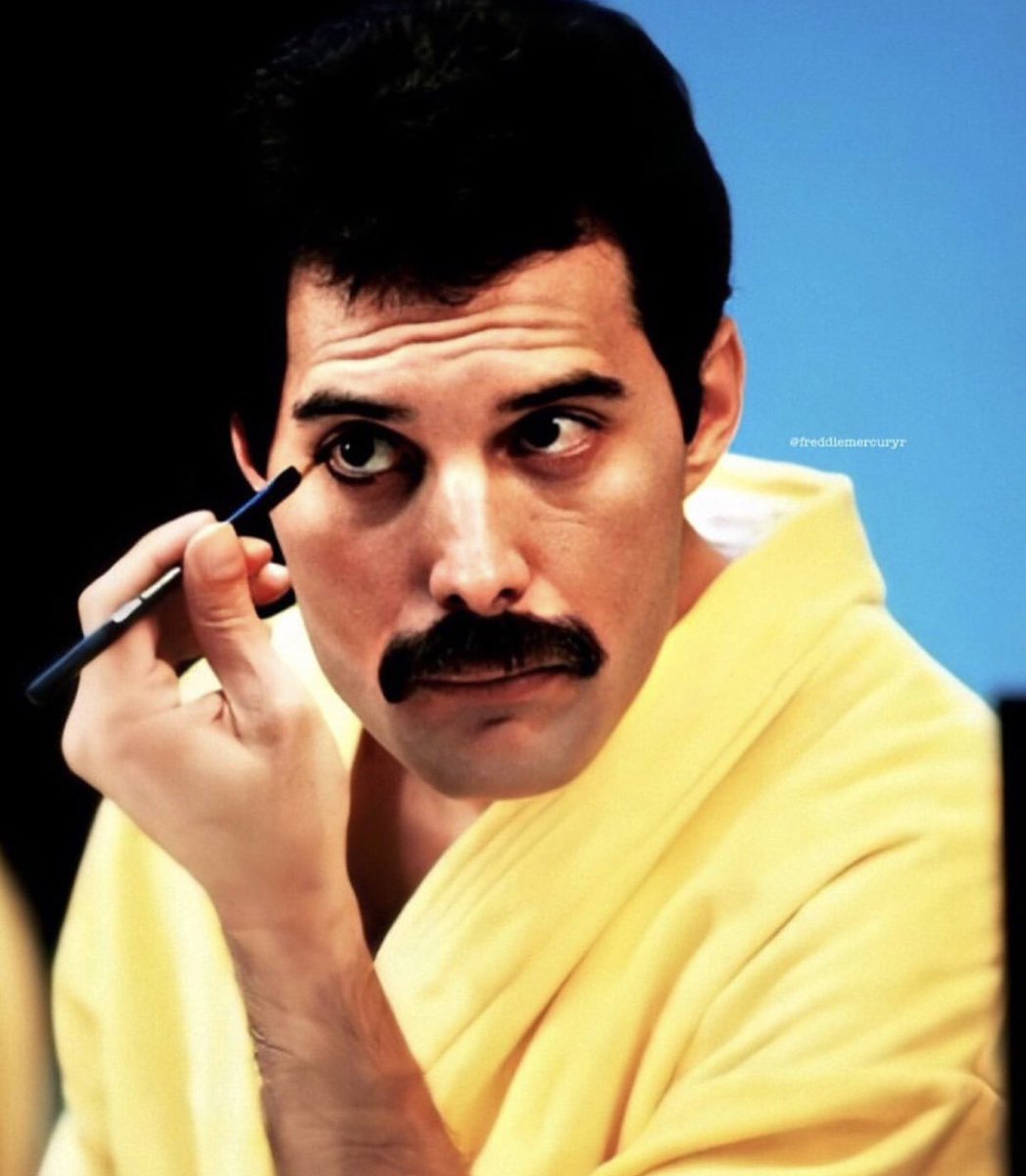 soretayloca's tweet photo. El mejor!! Por lejos.... #FreddieMercury for ever 💛💛💛💛 https://t.co/gTkBvLMXsP