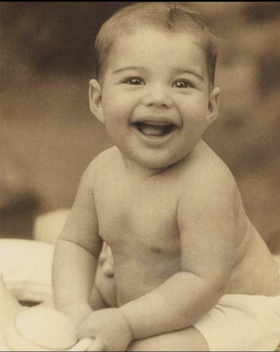 soretayloca's tweet photo. El mejor!! Por lejos.... #FreddieMercury for ever 💛💛💛💛 https://t.co/gTkBvLMXsP