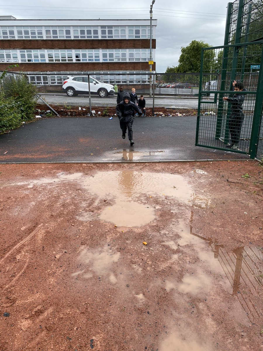 StAnnesPrimary's tweet photo. Taking advantage of the weather today #adventureroom #puddles https://t.co/eazLluVz7B