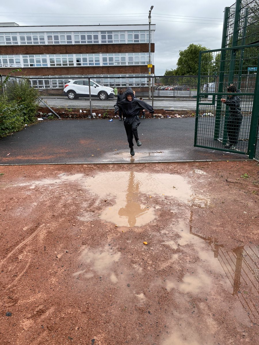 StAnnesPrimary's tweet photo. Taking advantage of the weather today #adventureroom #puddles https://t.co/eazLluVz7B