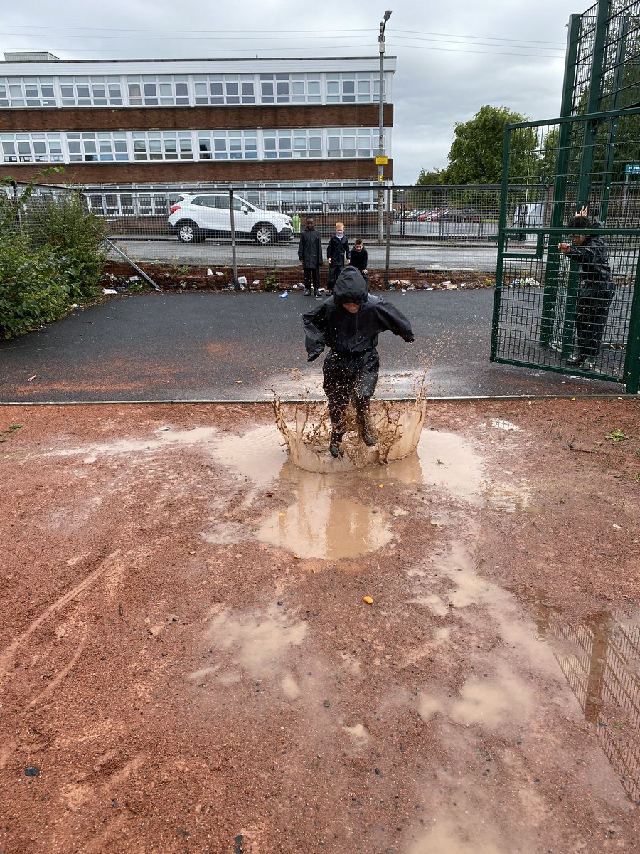 StAnnesPrimary's tweet photo. Taking advantage of the weather today #adventureroom #puddles https://t.co/eazLluVz7B