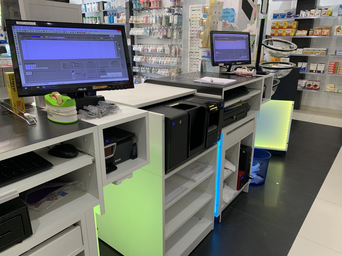 CashInfinity_es's tweet photo. Hoy os quiero mostrar una nueva instalación del CashInfinity CI-5 en una farmacia con #NIXFARMA, en un mueble que hemos creado exclusivamente para ello y que se puede colocar el CI orientado tanto al cliente como al empleado. #gestionefectivoenfarmacia #cashinfinity #kioscocash https://t.co/8JaiMwIjWH